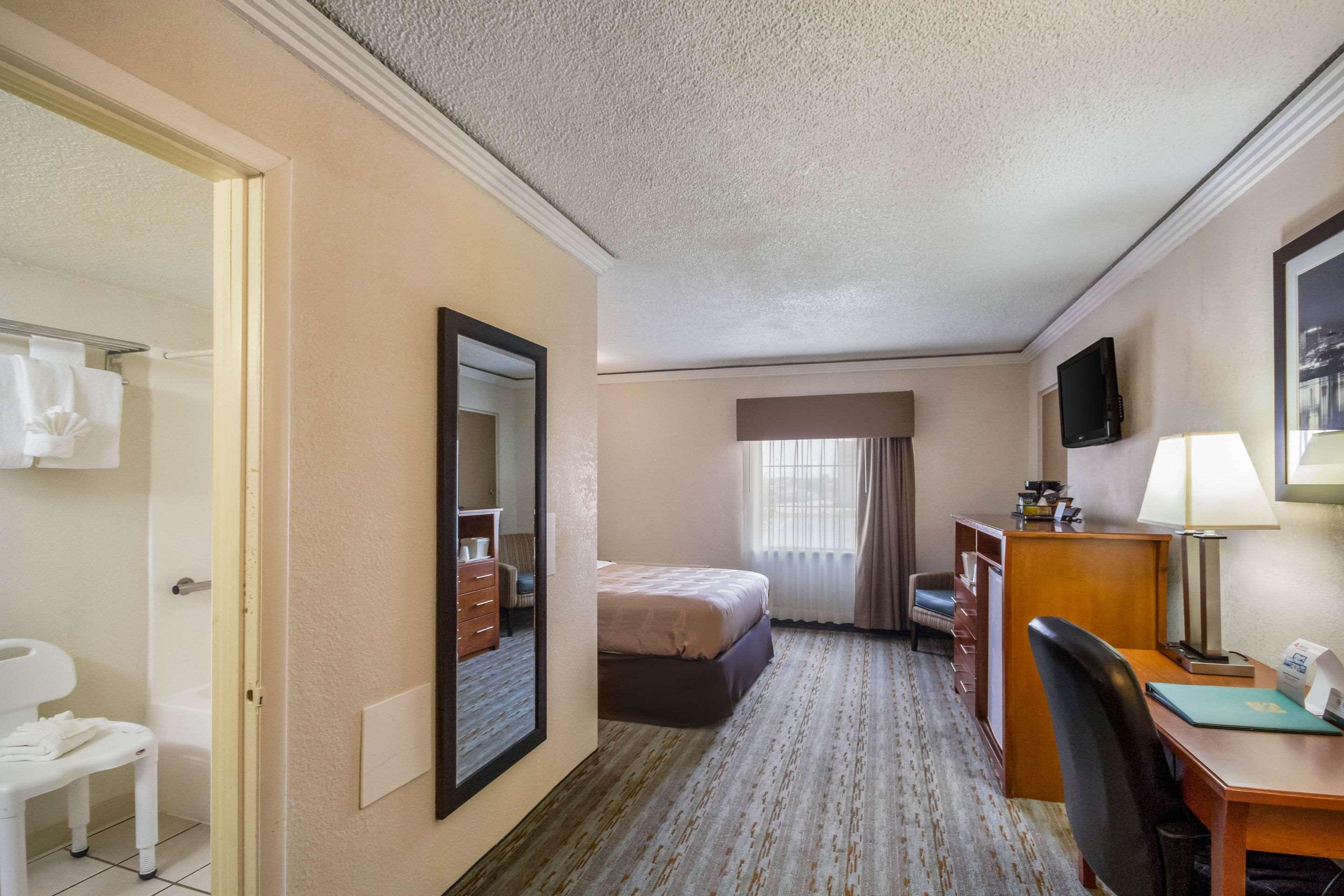 Quality Inn & Suites Kansas City - Independence I-70 East Exterior foto